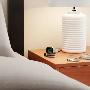 Twelve South Butterfly™ -matkalaturi kokoontaitettuna yöpöydällä, lataamassa Apple Watchia kompaktissa MagSafe-telineessä.