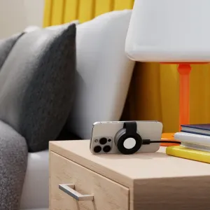 Twelve South Butterfly™ -taitettava MagSafe-matkalaturi iPhonen kanssa yöpöydällä