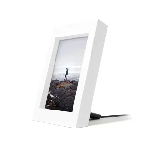 Twelve South PowerPic Frame hvid trådløs oplader i billedrammestil med et foto vist og kabel tilsluttet
