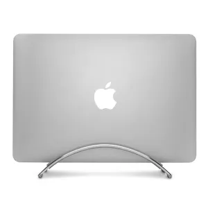 Twelve South BookArc -pystyteline MacBookille, joka pitää suljetun hopeanvärisen MacBookin pystyasennossa