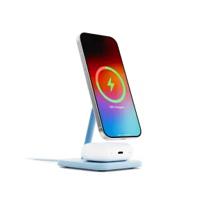 Twelve South HiRise 2 Deluxe -latausteline, jossa iPhone on pystyasennossa ja AirPods-kotelo jäätikönsinisellä alustalla