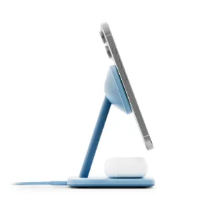 Twelve South HiRise 2 Deluxe -langaton latausteline Glacier Blue -värissä pitää iPhonen ja AirPods-kotelon paikallaan.