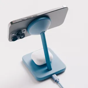 Twelve South HiRise 2 Deluxe -langaton latausteline sinisenä, puhelin telineessä ja AirPods-kotelo alustalla