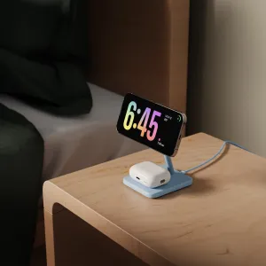Yöpöydällä oleva Twelve South HiRise 2 Deluxe -langaton latausteline, jossa on iPhone ja AirPods-kotelo