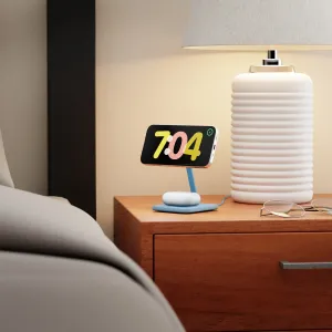 Twelve South HiRise 2 Deluxe -langaton latausteline, joka pitää älypuhelinta yöpöydällä lampun vieressä.