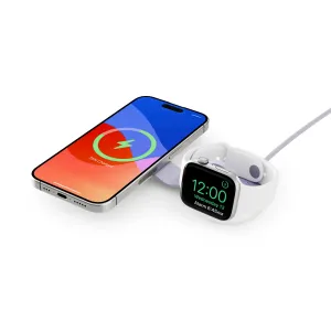Twelve South Butterfly™ SE -magneettinen kaksoislatausteline, jossa iPhone ja Apple Watch valkoisella studiotaustalla