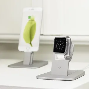 Twelve South HiRise Apple Watch-opladningsstander i sølv, med uret monteret og remmen ført rundt om siden.