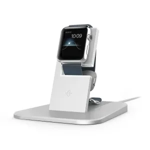 Twelve South HiRise Apple Watch-opladningsstander i sølv med uret placeret på en base i sengebordsstil