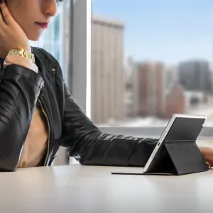 Étui folio support Twelve South SurfacePad en cuir pour iPad mini 4, présenté à la verticale sur une table