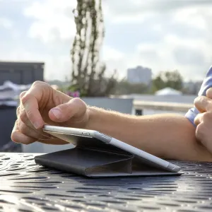 Étui-support en cuir Twelve South SurfacePad pour iPad mini 4 en noir, ouvert en position inclinée pour un visionnage mains libres