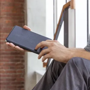Étui en cuir Twelve South SurfacePad pour iPad mini 4 en bleu foncé, présenté fermé avec un design folio fin.