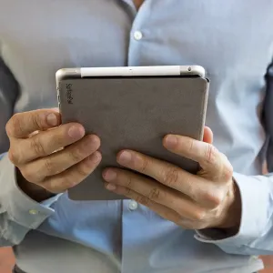 Étui en cuir Twelve South SurfacePad pour iPad Mini 4 gris, avec rabat folio fin et stylet posé dessus