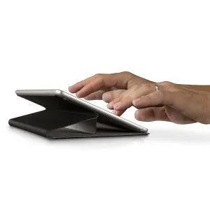 Funda de cuero SurfacePad de Twelve South para iPad Air Pro 9,7, plegada en un soporte para verla sin usar las manos.