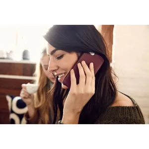 Twelve South-lædercover til iPhone 7 Plus og 8 Plus i Marsala, holdt op til øret