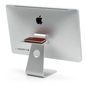 Twelve South BackPack 3-hylla monterad på baksidan av en iMac, med ett litet rött tillbehör.