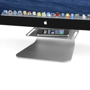 Twelve South BackPack 3 hylla bakom skärmen för iMac, med en smartphone på en silverfärgad bricka