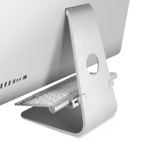 Twelve South BackPack 3-hylla bakom skärmen, fäst på en iMac, med ett tangentbord förvarat under