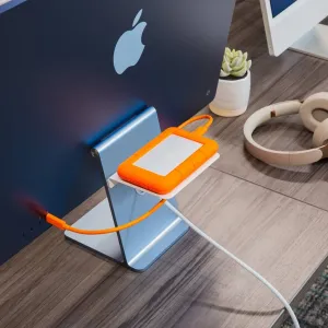 Étagère Twelve South BackPack montée à l’arrière d’un iMac, accueillant un disque externe avec gestion des câbles