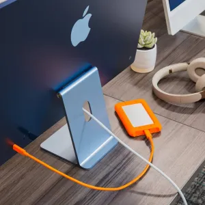 Étagère Twelve South BackPack sur le pied de l’iMac, avec porte-câble et disque externe connecté