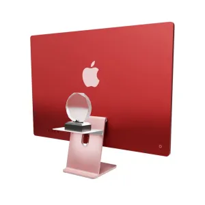 Étagère Twelve South BackPack montée à l’arrière sur un iMac rouge, avec un petit objet décoratif posé dessus