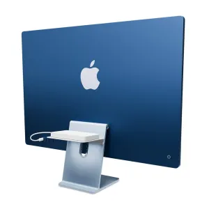 Étagère Twelve South BackPack fixée à l’arrière d’un iMac, avec gestion des câbles et un appareil posé dessus