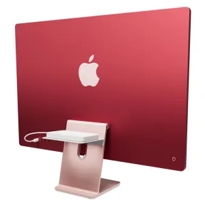 Étagère Twelve South BackPack fixée sur un iMac, avec un support de câble et un petit appareil posé dessus