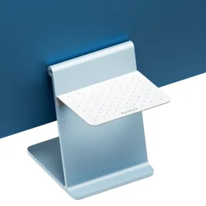 Étagère Twelve South BackPack pour iMac avec tablette arrière perforée et support pour câbles, présentée en bleu clair.