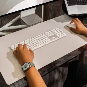 Twelve South DeskPad vegannahast lauamatt helebeežis toonis, klaviatuuri ja hiirega klaaslaual