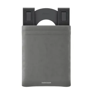 Twelve South Curve Mini sammenklappelig tabletstander i gråt rejseetui med sorte justerbare støttearme