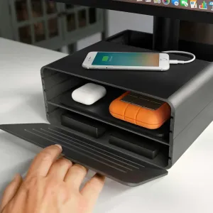 Soporte para iMac HiRise Pro de Twelve South con almacenamiento oculto, cajón frontal abierto y accesorios sobre un escritorio