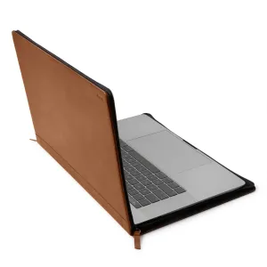Twelve South Journal brunt læderetui til 15-tommer MacBook Pro med bærbar computer delvist isat