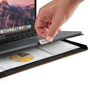 Twelve South Journal læderetui til MacBook Pro 15-tommer USB-C, delvist åbent med bærbar computer indeni