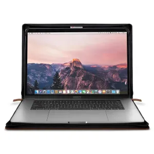 Twelve South Journal-etui til MacBook Pro 15-tommer, sort etui i foliostil med åben bærbar computer på hvid baggrund