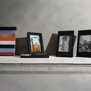 Twelve South PowerPic Frame schwarzes kabelloses Qi-Ladegerät im Stil eines Bilderrahmens mit angezeigtem Smartphone