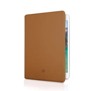 Twelve South SurfacePad -nahkakotelo iPad mini 5:lle, kuvassa suljettuna ruskeana ja sisäänrakennetulla jalustalla