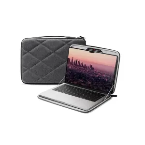 Twelve South SuitCase, tikattu tummanharmaa kovakotelo 14-tuumaiselle MacBook Prolle, jossa on kahva ja osittain sisään asetettu kannettava tietokone
