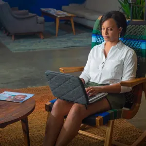 Twelve South SuitCase -suojatasku 16 tuuman MacBook Prolle, tikatulla harmaalla kovakuorella ja kahvalla