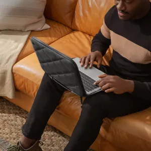Twelve South SuitCase -tikattu suojakotelo MacBook Pro 16:lle avoinna, kun kannettavaa tietokonetta käytetään sohvalla