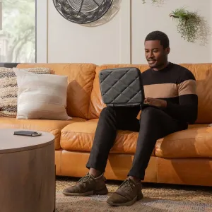 Twelve South SuitCase -tikkikuvioitu kovakuorinen suojakotelo MacBook Pro 16:lle, kuvattuna avoinna sohvalla