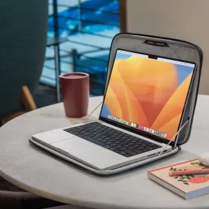 Twelve South SuitCase -suojaava kovakuorinen kotelo 16 tuuman MacBook Prolle, kuvassa avattuna hopeanvärinen kannettava tietokone sisällä.