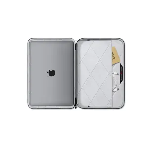 Twelve South SuitCase avoin kannettavan tietokoneen suojakotelo, jonka sisällä on 16 tuuman MacBook Pro ja lisävarusteiden säilytyslokero