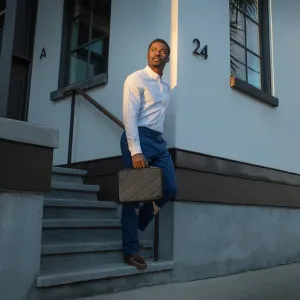 Twelve South SuitCase MacBook Pro 16-tollisele, hall tepitud käepidemega sülearvutikott, hoitakse õues trepil