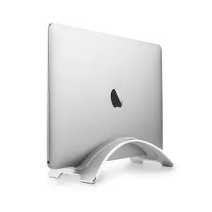 Twelve South BookArc hopeanvärinen pystysuuntainen MacBook-teline, joka pitää suljetun MacBookin pystyssä valkoisella taustalla