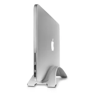 Twelve South BookArc hopeanvärinen pystysuora MacBook-teline, joka pitää MacBookin pystyasennossa valkoisella taustalla