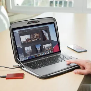 Twelve South SuitCase-beskyttelsesetui med MacBook Pro indeni, vist åbent på et skrivebord