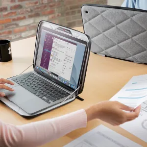 Twelve South SuitCase gråt quiltet etui til MacBook Pro/Air 15"/16" med en åben bærbar computer indeni på et skrivebord