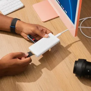 Twelve South StayGo USB-C Hub på et skrivebord, koblet til en Mac med lagringsenheter for tilkobling på skrivebordet