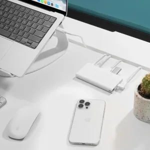 Twelve South StayGo USB-C Hub i hvitt på et skrivebord, koblet til en bærbar PC og tilbehør