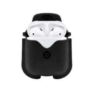 Twelve South AirSnap musta nahkainen AirPods-kotelo nepparikiinnityksellä ja AirPods-kuulokkeet sisällä, avattuna valkoisella taustalla