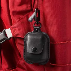 Twelve South AirSnap musta nahkainen AirPods-kotelo kiinnitettynä punaiseen reppuun kääntyvällä klipsillä